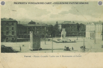 Terni - Piazza Cornelio Tacito con il Monumento ai Caduti