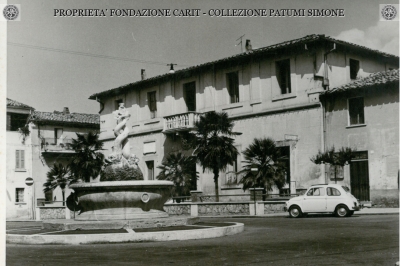 Attigliano - Piazza Municipio e Fontana Delfini