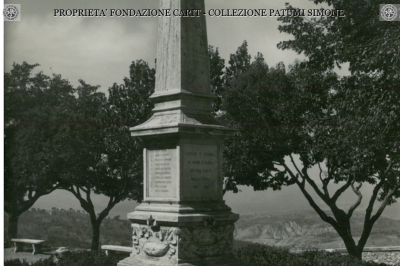 Lugnano in Teverina - Piazza della Rocca - Monumento ai Caduti
