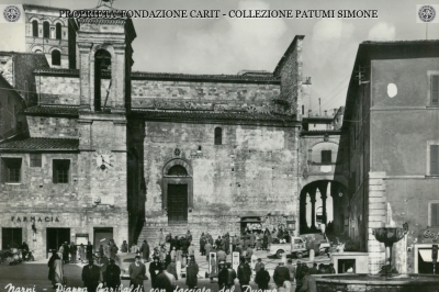Narni - Piazza Garibaldi con facciata del Duomo