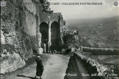 Orvieto - Porta dell'antica fortezza 