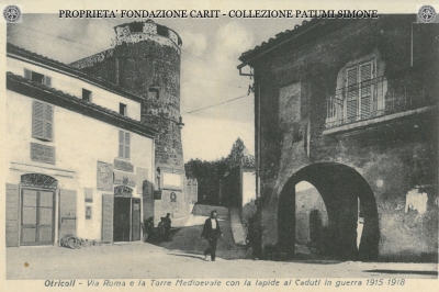 Otricoli - Via Roma e la Torre Medioevale con la lapide ai Caduti in guerra 1915-1918