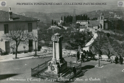 Stroncone - Piazza della Libertà e Monumento ai Caduti 